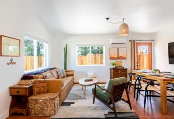 CA Desert Boho Style, Large Spa, King BedS Amenity LOADED has Balcony rooms