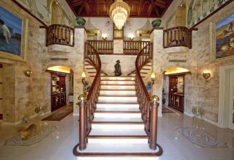 Exquisite Marbella Mansion: A Showcase of Luxury and Elegance has rooms with a private hot tub