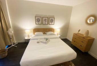 Appartement aux marche au puces a St Ouen pour 4P allows 18 year olds to book a room