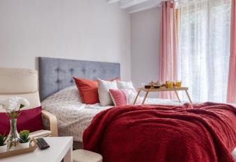 Le Terracotta proche a  roport CDG BOURGET VILLEPINTE has Balcony rooms