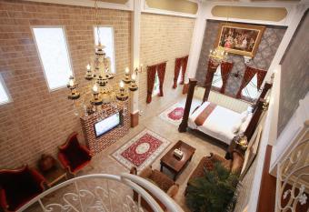 Xin Yuan My Dream Castle has rooms with a private hot tub