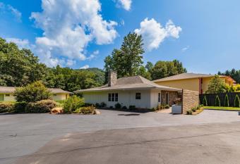The Dogwood Bungalow allows 18 year olds to book a room