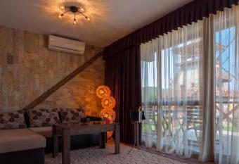 The Wind Mills Hydropark has rooms with a private hot tub