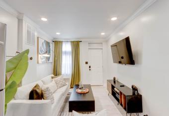 Elegant Urban Retreat - Walk To Patterson Park has Balcony rooms