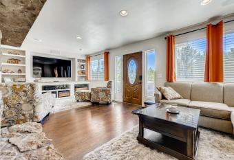 Secluded Mountain Home~3 bedrooms~Hot Tub!!~ has rooms with a private hot tub