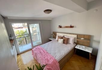 Central Izmir Delight: Cozy Alsancak Apartment has Balcony rooms