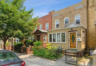 Cozy Private Apt 10 min from Manhattan Subway allows 18 year olds to book a room