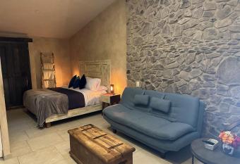 L   Appuntamento en Val Quirico has rooms with a private hot tub