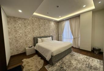 Deluxe 1BR Apartment in Oyster Court has rooms with a private hot tub