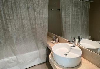 Studio- Green Park- Punta del Este has rooms with a private hot tub