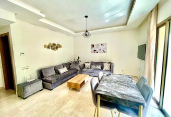 Luxury flat near airport Lockbox high speed wifi has Balcony rooms