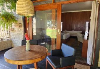 Casa Cactus Praia has rooms with a private hot tub