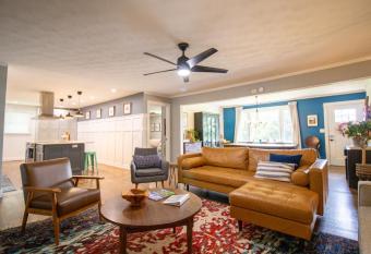 Paris Mtn Wedding Home - Family Friendly has Balcony rooms