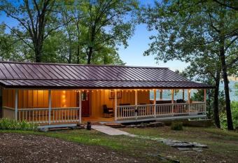 Buffalo River Basin Cottage/2 bd/hot tub/mountain view allows 18 year olds to book a room