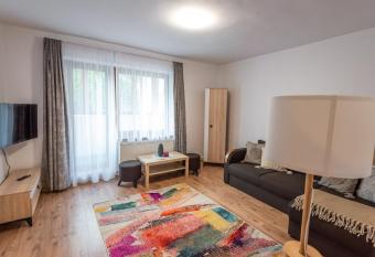 Park apartman - k  zponti, csendes, csal  dbar  t has Balcony rooms