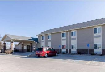 Park View Inn & Suites, Hoisington has rooms with a private hot tub