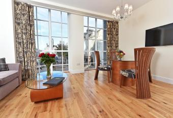 Royal Athenaeum Suites allows 18 year olds to book a room