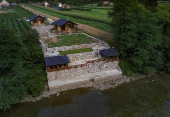 Apartmani Zavi  aj Gornja Tre  njica has Balcony rooms