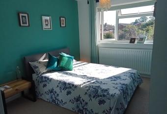 32 station rd allows 18 year olds to book a room