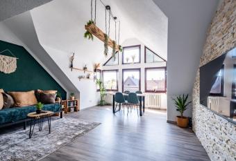 Nature Terminal Apartment - unterwegs zuhause allows 18 year olds to book a room