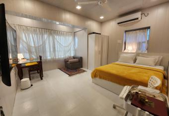 15 MINS FROM THE SEA SHORE IN DAMAN has Balcony rooms