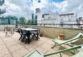 Bel appartement avec terrasse has Balcony rooms