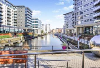 Deluxe River View Apt & Free Parking! has Balcony rooms