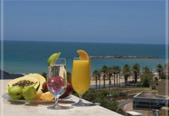 Bugrashov Beach 88 Hotel And Spa has rooms with a private hot tub