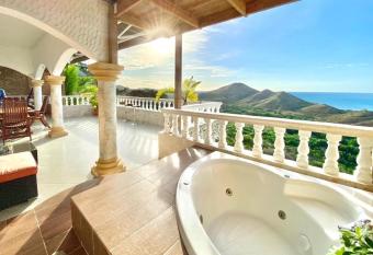 LONG TERM MAGICAL VIEW PENTHOUSE has rooms with a private hot tub