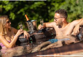 Hotel Kamz  k *** allows 18 year olds to book a room