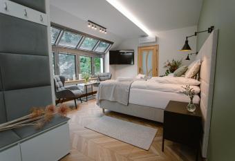 Dom w Starym Parku allows 18 year olds to book a room