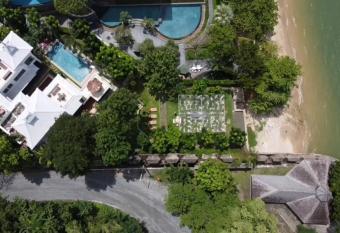 Yizen Beachfront Seaview Villa has Balcony rooms