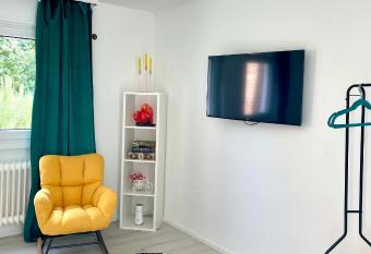 Gartenparadies Fereinhaus f  r Entspannung oder Feierlichkeit has Balcony rooms