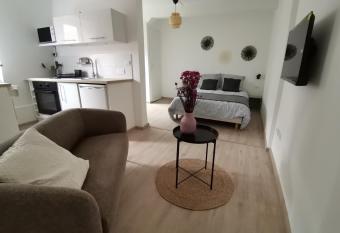 TOI MON TOIT allows 18 year olds to book a room