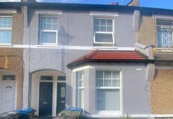 Beautiful Victorian Apartment in South London allows 18 year olds to book a room