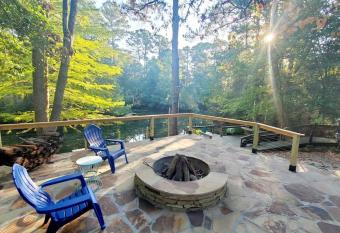 Bluegill Cottage - Cozy Getaway by the Lake has Balcony rooms