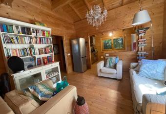 CHALET BOSCO - RELAX - Piscina - colli Piacentini has rooms with a private hot tub