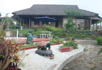 Villa Kahayang has rooms with a private hot tub