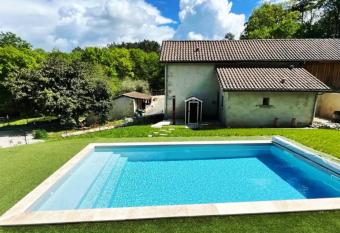 SIBO GITE en P  rigord allows 18 year olds to book a room