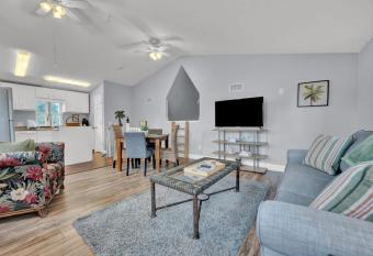 Adorable 1 BDR with Full Kitchen Deck Washer Dryer has Balcony rooms