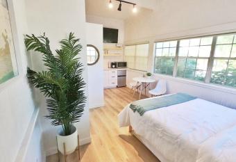 The Cocohut Studio 8 Blocks to Beach and PIER allows 18 year olds to book a room