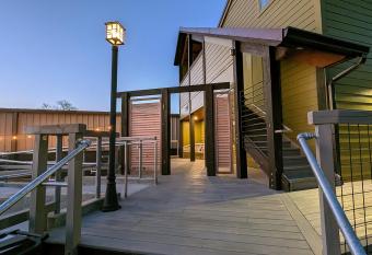 The WestWood Shed has Balcony rooms
