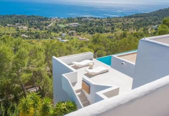 Casa Mira allows 18 year olds to book a room