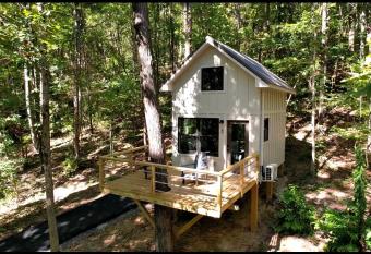 4 Birch Luxury Treehouse near Lake Guntersville has Balcony rooms