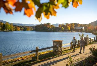 Hillside Lodge has Balcony rooms