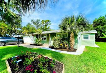 Location Siesta 1 Mile Away Home With Hot Spa has rooms with a private hot tub