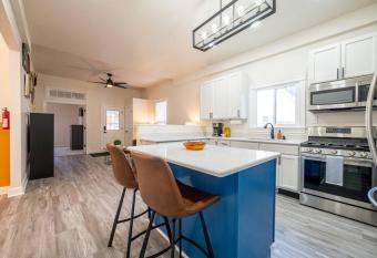 Beautiful Bungalow in Bates Hendricks has Balcony rooms