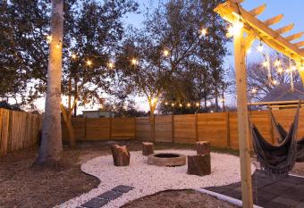 Luxury Rental King Bed Tranquil Backyard allows 18 year olds to book a room