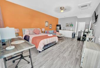 Coral Reef Beautifully Decorated and Close 2 BCH allows 18 year olds to book a room