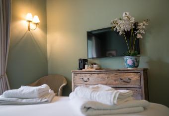 The Horse and Groom Inn allows 18 year olds to book a room